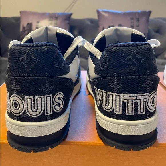 LOUIS VUITTON SNEAKERS - Picture 2 of 8